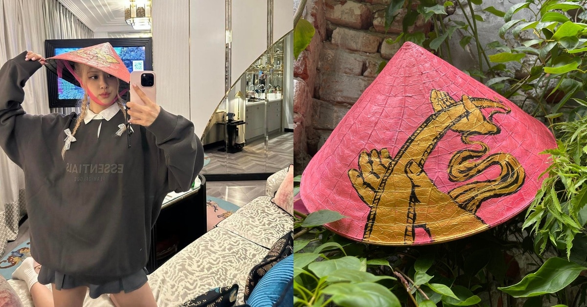 Foreign tourists often buy conical hats as souvenirs when visiting Vietnam